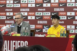 记者：三笘熏受伤赛后拄拐离开，能否参加亚洲杯存在疑问